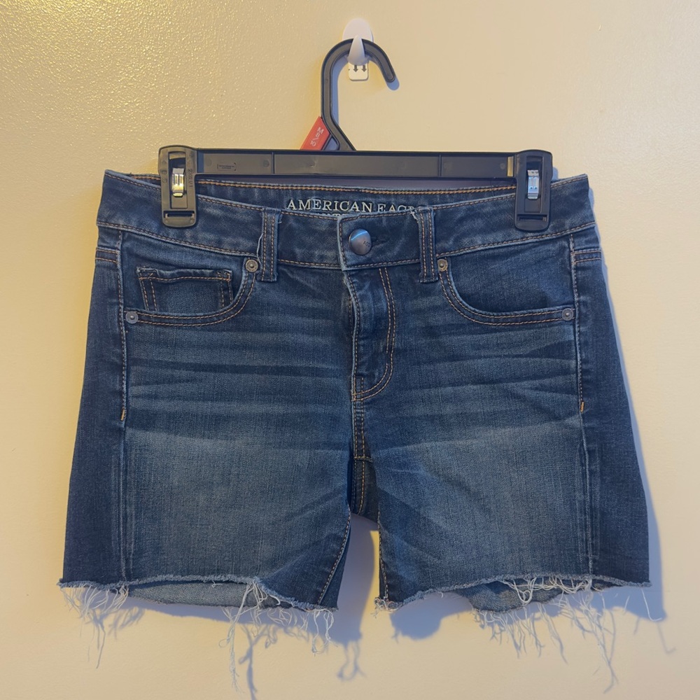 American Eagle Outfitters Women's Dark Blue
Low-Rise Jean Shorts